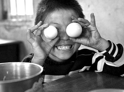吃到免费午餐的孩子露出笑容。“免费午餐”志愿者 供图