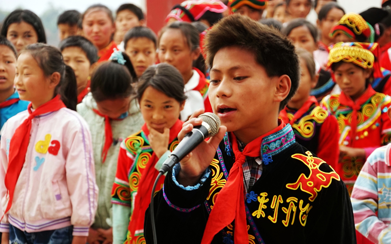 阿月乡仁寿村小学同学现场清唱歌曲.JPG