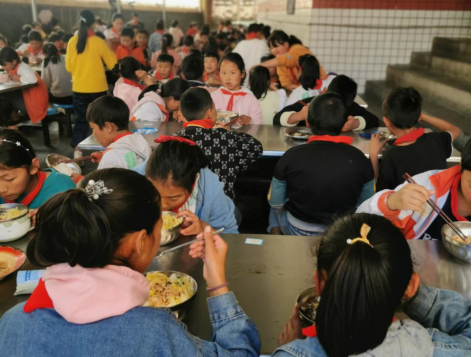 槽元乡中心校的孩子们正在吃饭.png